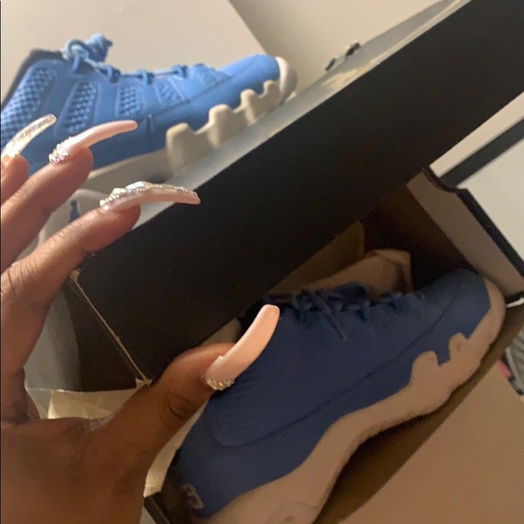 Retro 9’s university blues low top - Picture 2 of 3